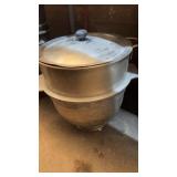 One piece mixing bowl with lid 15 inches