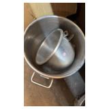 Two piece mixing bowl, 12 inches and 18 inches