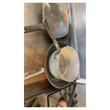 1 lot of pans