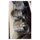 1lot of mixing bowls and soup container