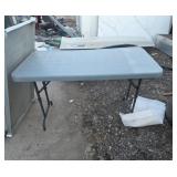 Folding table