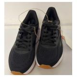 Womanï¿½s running shoes size 6