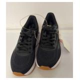 Womanï¿½s running shoes size 6