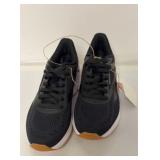 Womanï¿½s running shoes size 6