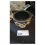 BLACK VASE W GOLD LIKE DESIGN