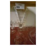 GLASS VASE FEATURING TEARDROP STEM