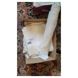 VINTAGE HAND EMBROIDERED LINEN TABLECLOTH W/NAPKNS