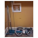 EIECTROLUX VACUUM CLEANER W/EXTENSIONS