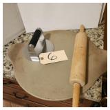 PAMPERED CHEF PIZZA PAN (15 IN) & PRESS