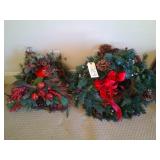 4 CHRISTMAS WREATHS & 4 WALL DECORATIONS