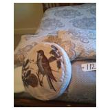 BEDDING W PILLOWS & ACCENT BLANKET