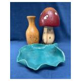 Lot: Vase, Mushroom Figurine, and Ruffled Dish