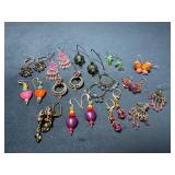 16 Pairs of Earrings in Mixed Materials and Design