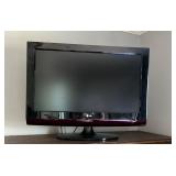 LG 32-inch LCD HDTV with Built-In DVD Player