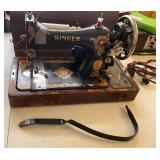 Singer Sewing Machine ï¿½with Wooden Case