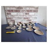 BOX LOT: VINTAGE MINIATURE TEA SETS & COFFEE MUGS