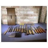 BOX LOT: ASSORTED KNIVES & EXTRA KNIFE HOLDER
