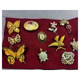 ASSORTMENT OF 11 BROOCHES