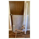 BOX LOT: WOODEN CRAFT STAND, ACRYLIC CLIP BOARD,