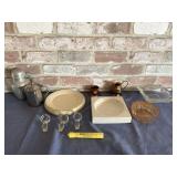 BOX LOT: ASSORTED VINTAGE ITEMS - GLASS ASHTRAY,