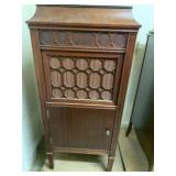 THOMAS A. EDISON DIAMOND DISC PHONOGRAPH &