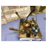 COLLECTION VNTG OIL CANS & 2 EGG BEATER HAND