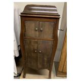 ANTIQUE VICTOR VICTROLA  & BOX OF RECORDS