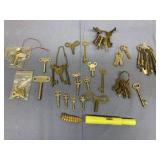COLLECTION VINTAGE SKELETON KEYS, CLOCK KEYS