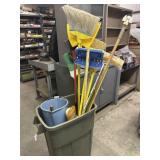 GROUP LOT: TRASH CANS & CLEANING SUPPPLIES