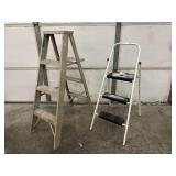 (2X) FOLDING METAL STEP LADDERS