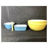 (4 PCS) VINTAGE PYREX - 2 YELLOW MIXING BOWLS,
