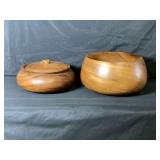 BOX LOT: 2 WOODEN BOWLS - 1 WITH LID