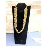 VINTAGE LISNER GOLD TONE LEAF MOTIF NECKLACE