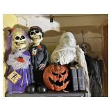 GROUP LOT: 5 HALLOWEEN Dï¿½COR ITEMS ON SHELF