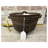 VINTAGE CAST IRON DUTCH OVEN WITH LID