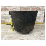 VINTAGE LARGE CAST IRON POT WITH HANDLE