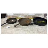 (3 PCS) VINTAGE CAST IRON SKILLETS -
