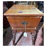 VINTAGE DOUGH BOX-STYLE END TABLE WITH LIFT-TOP