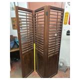 LOUVERED 3 PANEL ROOM DIVIDER;
