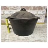 VINTAGE CAST IRON DUTCH OVEN