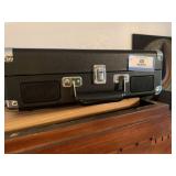 CROSLEY CRUISER DELUX PORTABLE TURNTABLE WITH
