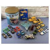 BOX LOT: ASSORTED DIE CAST CARS, TIN, 1 HOTWHEEL
