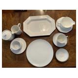 BOX LOT: A SELECTION OF ASSORTED DINNERWARE: