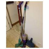 GROUP LOT: QUICKIE SPONGE MOP, 2 SWIFFER WETJETS,