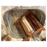(2 PCS) VINTAGE CLOTHES WRINGER & SQUARE WASH TUB