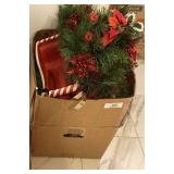 BOX LOT OF ASSORTED CHIRISTMAS Dï¿½COR ITEMS: