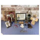 SELECTION OF ASSORTED Dï¿½COR ITEMS: CROSSES,