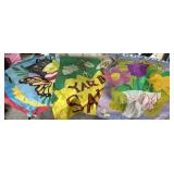 SELECTION OF ASSORTED YARD FLAGS; SOME WITH