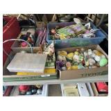 2 PLASTIC TUBS & 2 BOXES OF EASTER Dï¿½COR ITEMS