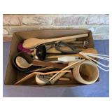 SELECTION OF ASSORTED WOOD AND PLASTIC KITCHEN